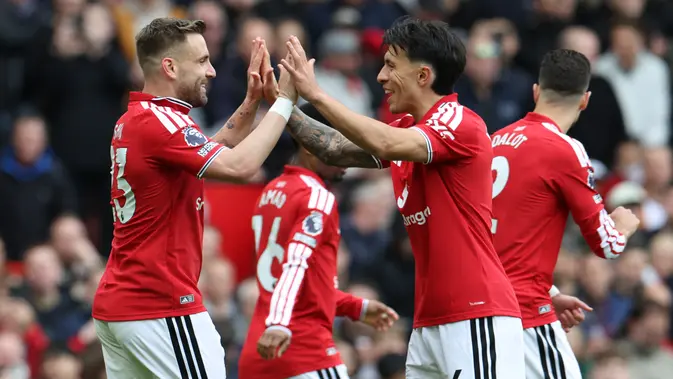 Luke Shaw merayakan gol pada laga Manchester United vs Nottingham Forest. (AFP/Darren Staples)