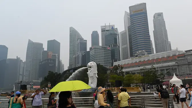Suasana Merlion Park saat kabut asap menyelimuti Singapura, Rabu (18/9/2019). Kebakaran hutan Indonesia menyebarkan kabut asap hingga Singapura dan Malaysia. Menurut BMKG, kabut asap akibat kebakaran hutan di Indonesia menyebar ke Malaysia dan Singapura karena terbawa angin. (Roslan RAHMAN/AFP)