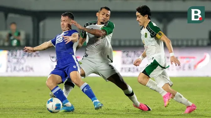 Pemain Persib Bandung, Mariano Peralta (kiri), berusaha lepas dari kawalan dua pemain Persebaya Surabaya, Walber (tengah) dan Francisco Rivera, pada laga final Piala Presiden 2026 di Stadion Kapten I Wayan Dipta, Gianyar, Bali, Kamis (6/8/2026). Peralta kemudian diganjar kartu merah pada menit ke-112 setelah melakukan pelanggaran keras terhadap Francisco Rivera. Meski unggul jumlah pemain hingga akhir pertandingan, Persebaya baru memastikan gelar juara usai menang 6-5 lewat adu tendangan penalti. (KapanLagi.com/Budy Santoso)