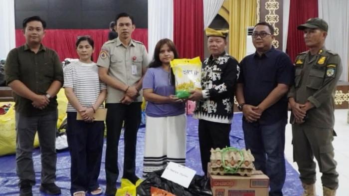 SALURKAN BANTUAN - Penyaluran bantuan bencana kebakaran di Pendopo Djaparudin Jalan Inhutani, Tideng Pale, Kecamatan Sesayap, Kabupaten Tana Tidung, Kaltara, Senin (24/8/2026). Total 104 jiwa dari 33 KK telah menerima bantuan ini.