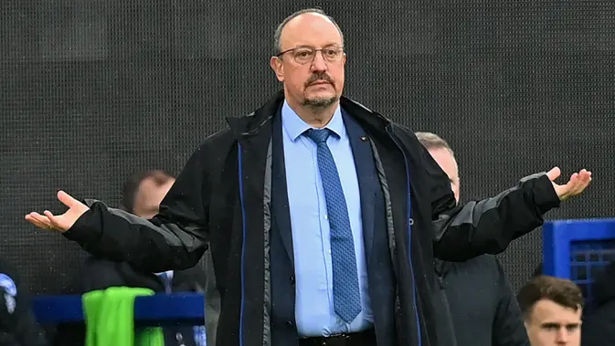 Rafael Benitez. Eks pelatih Liverpool berusia 61 tahun ini dikontrak Everton selama 3 tahun menggantikan Carlo Ancelotti yang hijrah ke Real Madrid di awal musim 2021/2022. Setelah melewati 22 laga, ia dipecat pada 16 Januari 2022 usai hanya meraih 7 kemenangan dan 5 hasil imbang. (AFP/Paul Ellis)