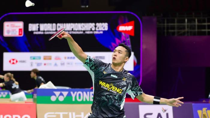 BANGKIT DAN MENANG - Pebulutangkis tunggal putra Indonesia, Jonatan Christie memastikan satu tempat di babak 16 besar usai sukses mengalahkan wakil Singapura, Jia Heng Jason Teh, 19-21, 21-19, 21-11 di Indira Gandhi Indoor Stadium, New Delhi, India, Rabu (19/8/2026),