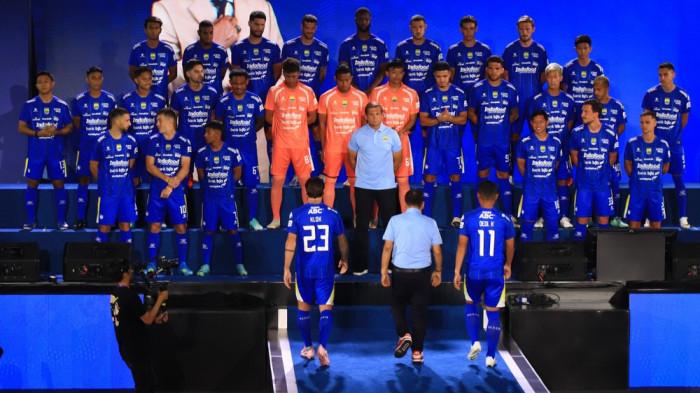 LAUNCHING - Marc Klok dan Dedi Kusnandar secara spesial menjemput Umuh Muchtar menuju barisan pemain Persib dan pelatih yang sudah menggunakan Jersey baru yang di launching pada acara Pesta Biru  di GOR C-Tra Arena, Kota Bandung, Selasa (25/8/2026)