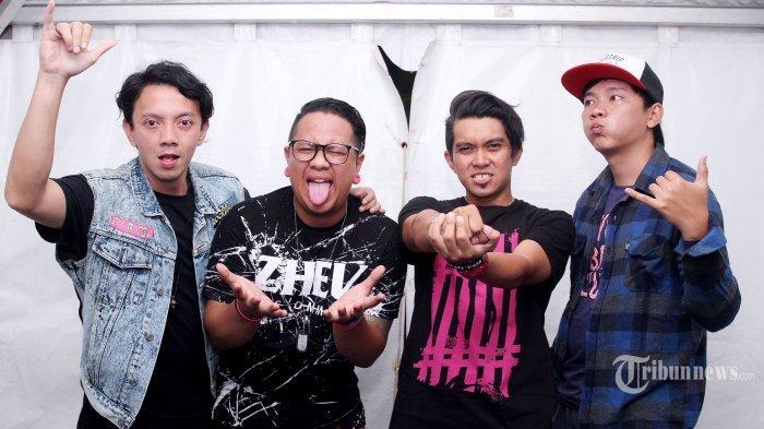 Aksi panggung grup band Pop Punk, Rocket Rockers yang beranggotakan Aska (vokal/gitar), Lowp (gitar), Bisma (bass) dan Ozom (drum) saat tampil pada acara Gebyar Bambu Runcing di Ancol Beach City, Jakarta Utara, Rabu (17/8/2016) malam. Pada acara itu sekaligus merayakan ulang tahun Rocket Rockers yang bertepatan dengan hari Kemerdekaan Republik Indonesia yang Ke-71.