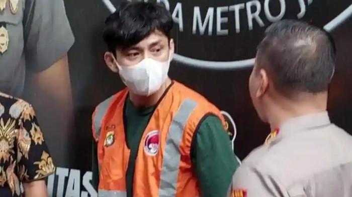 ARTIS TERJERAT NARKOBA - Revaldo saat terjerat kasus Narkoba di Polda Metro Jaya pada Jumat (13/1/2023) lalu. Kini ia kembali ditangkap terkait kasus penyalahgunaan Narkoba.