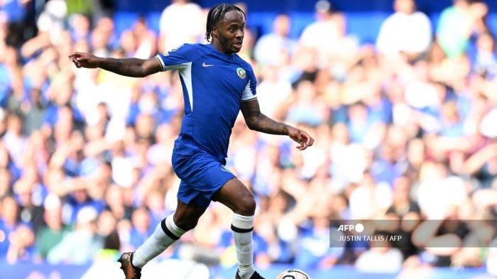Gelandang Chelsea #07 Raheem Sterling berlari dengan bola selama pertandingan sepak bola Liga Premier Inggris melawan Nottingham Forest di Stamford Bridge, pada 2 September 2023.