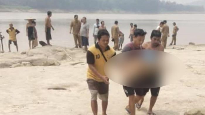 REMAJA TENGGELAM - Polisi mengevakuasi remaja berinisial MRS (13) yang ditemukan tenggelam di Sungai Kapuas, Desa Belangin, Kecamatan Kapuas, Kabupaten Sanggau, Kalimantan Barat, Senin 24 Agustus 2026. Kapolsek ungkap penyebab korban tenggelam.