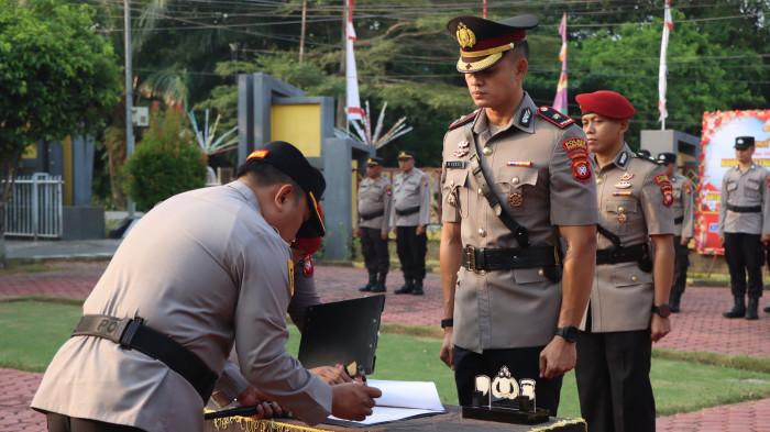 WAKAPOLRES MEMPAWAH BARU - Kompol Reynaldi Guzel, resmi menjabat sebagai Wakil Kepala Kepolisian Resor (Wakapolres) Mempawah menggantikan Kompol Antonius Trias Kuncorojati per Senin 24 Agustus 2026. Serah terima jabatan (sertijab) tersebut dipimpin langsung Kapolres Mempawah AKBP Ade Chandra Capa Yanto, di Halaman Apel Polres Mempawah, Senin 24 Agustus 2026 sore.
