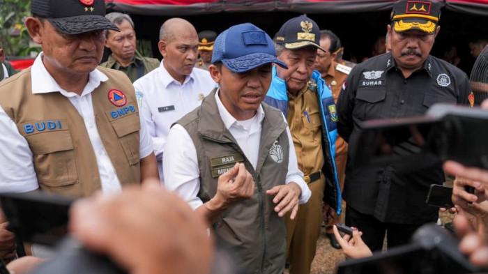 PENANGANAN KARHUTLA - Menteri Kehutanan Raja Juli Antoni merespons pertanyaan awak media soal dirinya absen mendampingi Presiden Prabowo, di sela tinjauan penanganan karhutla di Jambi, Selasa (25/8/2026).