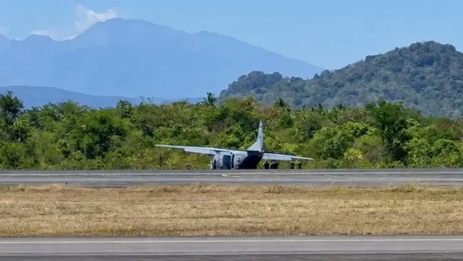 Pesawat angkut diduga milik TNI tergelincir di Runway 03-21 Bandara Sultan Hasanuddin. (Istimewa).