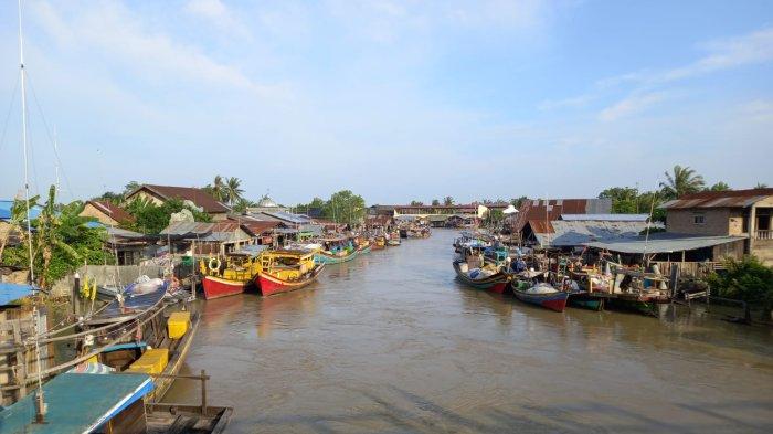 Kapal-kapal nelayan yang ada di Kecamatan Tanjung Beringin bersandar di dermaga akibat cuaca buruk yang telah terjadi selama sepekan, Jumat (25/11/2022). 