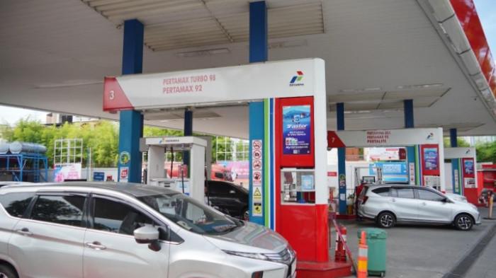 HARGA BBM - Suasana pengisian BBM di salah satu SPBU Pertamina di Kota Medan, Sabtu (1/8/2026). Mulai 1 Agustus 2026, Pertamina Patra Niaga Regional Sumbagut menurunkan harga BBM nonsubsidi di Sumatera Utara, dengan harga Pertamax (RON 92) menjadi Rp16.300 per liter dan Pertamax Turbo menjadi Rp18.700 per liter.