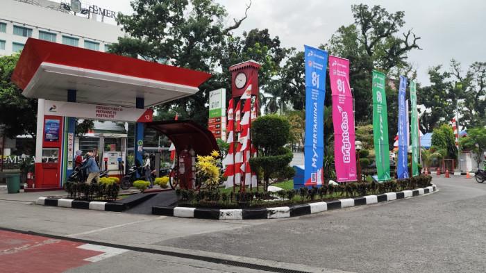 SUASANA SPBU - Suasana salah satu SPBU Pertamina di Kota Medan, Minggu (16/8/2026). Pertamina Patra Niaga Regional Sumbagut menghadirkan Promo Tarik Benang dan Aktivasi Tebus Murah di sejumlah SPBU pada 17 Agustus 2026 dalam rangka HUT ke-81 Republik Indonesia.