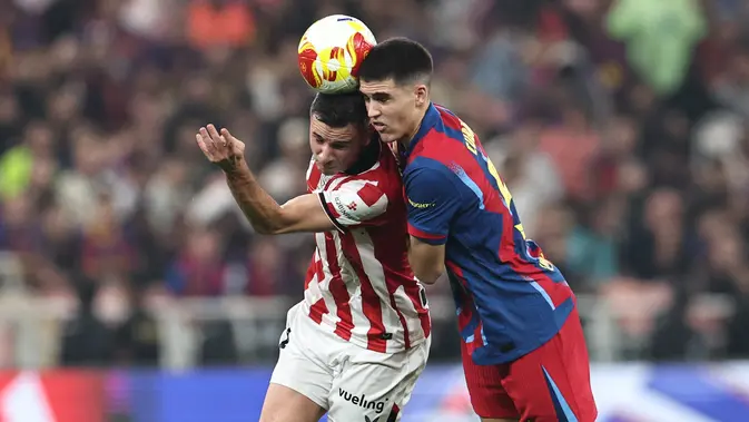 Pau Cubarsi (kanan) saat Barcelona bertemu Athletic Bilbao. (Fadel SENNA / AFP)