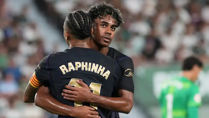 Pemain Barcelona Raphinha merayakan gol bersama Lamine Yamal dalam laga La Liga Spanyol antara Elche vs Barcelona di Elche, Spanyol, Minggu, 23 Agustus 2026. (AP Photo/Alberto Saiz)