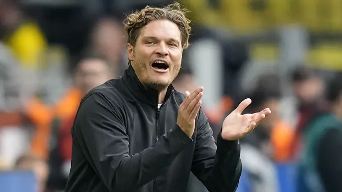 Pelatih Borussia Dortmund, Edin Terzic tercatat menjadi pelatih termuda kedua pada Liga Champions 2023/2024. Saat ini juru taktik yang mulai menangani Die Borussen sejak awal musim 2022/2023 menginjak usia 40 tahun. Hingga kini ia telah mencatatkan 33 kali menang, 10 imbang dan 11 kali kalah dalam 54 laga di semua ajang kompetisi. Pada matchday pertama Liga Champions 2023/2024 Borussia Dortmund menyerah 0-2 dari PSG. (AP Photo/Martin Meissner)