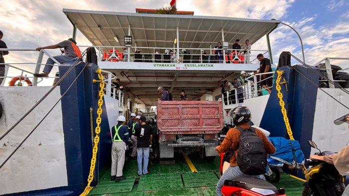 KMP MANTA - KMP Manta II melayani penyeberangan rute Nunukan–Sebatik dan Sebatik–Nunukan dengan jadwal keberangkatan setiap Rabu, Jumat, dan Minggu. Kapal feri ini menjadi transportasi utama masyarakat perbatasan dengan waktu tempuh sekitar 30 menit. (TribunKaltara.com/Fatimah Majid) 