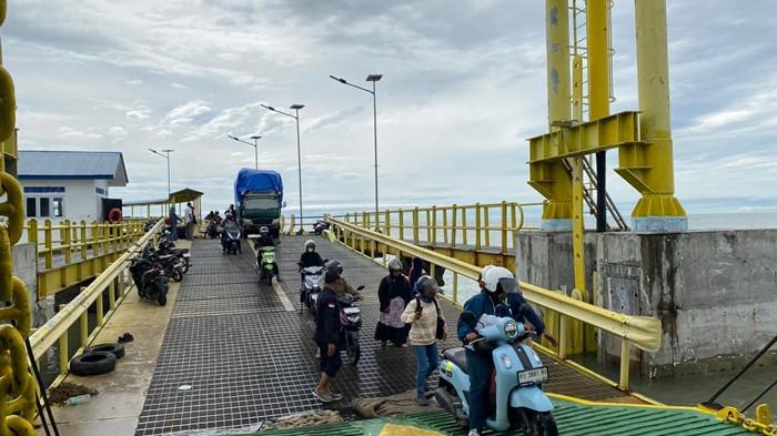 JADWAL FERI - Tampak sejumlah penumpang saat hendak naik ke kapal feri KMP Manta II, yang melayani penyeberangan rute Nunukan-Sebatik. Warga diimbau mengecek jadwal kapal feri KMP Manta II sebelum menuju pelabuhan agar tidak tertinggal kapal. (TribunKaltara.com/Fatimah Majid)