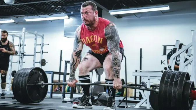 Melakukan deadlift adalah salah satu cara Spot Reduction. (Photo: Alora Griffiths/Unsplash)