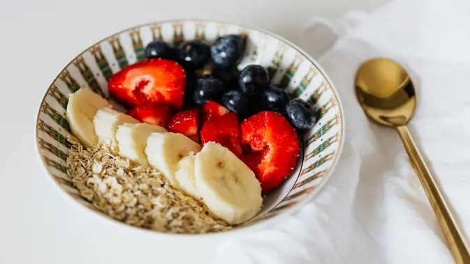 Perpaduan biji bijian dan sayuran hijau dalam piring makan siang kamu membantu penyerapan nutrisi berjalan lebih maksimal agar massa Spot reduction berjalan dengan sempurna. [Dok/Pexels.com/kaboompics].