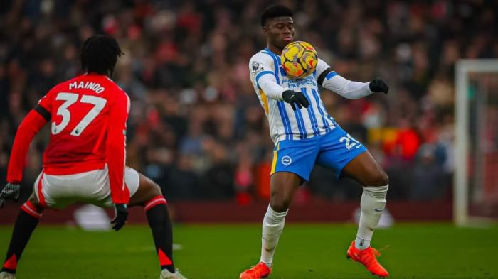 INCARAN MU - Aksi pemain Brighton, Carlos Baleba saat melawan klub yang mengincarnya, Manchester United di jendela transfer musim panas 2025. (Foto diunduh dari Instagram Carlos Baleba)