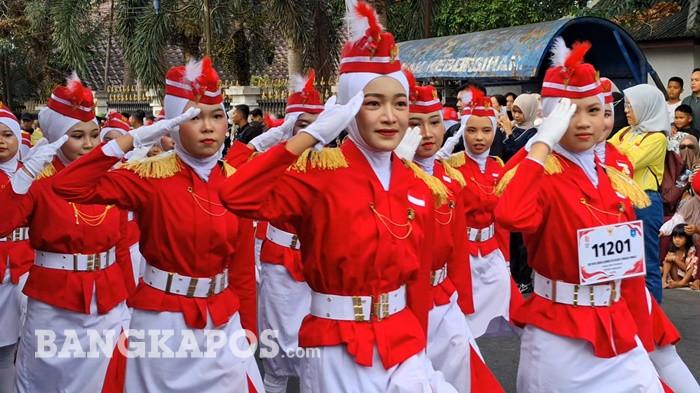PAWAI -- Gubernur Bangka Belitung Hidayat Arsani, melepas pawai baris-berbaris dengan mengibarkan bendera start yang dimulai di Titik Nol Kilometer, Kota Pangkalpinang, Rabu (26/8/2026) pagi.