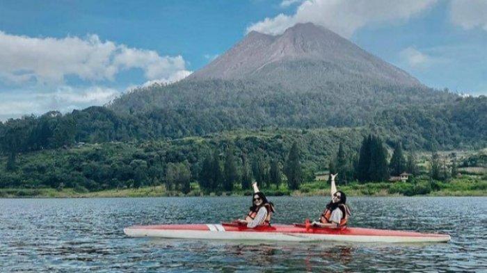 Pengunjung yang sedang mengelilingi danau Lau Kawar dengan menggunakan perahu,Sabtu (18/9/2021)