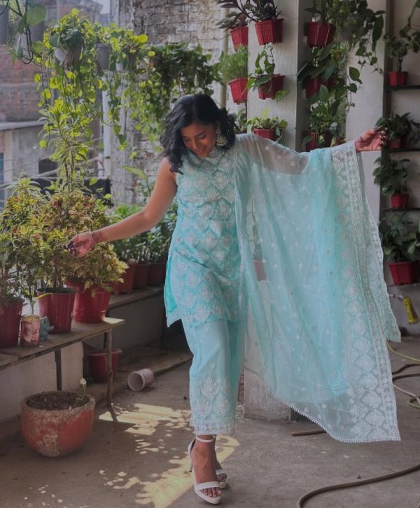 Eid 2026: Ethnic Suit Inspiration From Falaq Naaz, Jannat Zubair, Sumbul Touqeer and Gauahar Khan 1