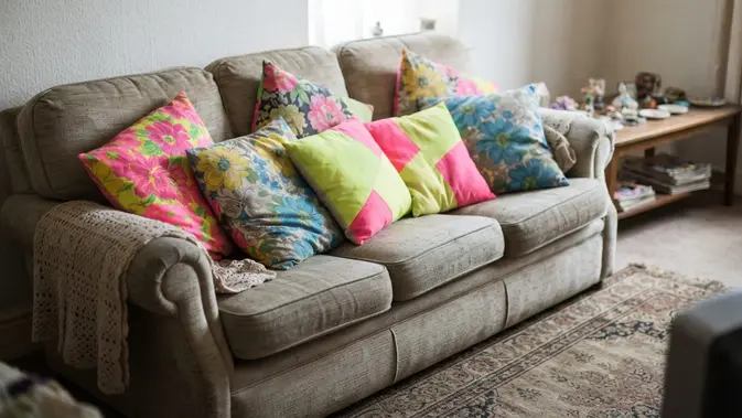 Sarung Bantal Sofa dengan Motif yang Terlalu Ramai. Foto: AI Generated