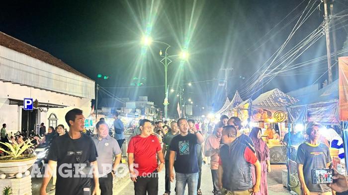 TINJAU UMKM - Bupati Bangka Selatan, Riza Herdavid ketika meninjau stand UMKM di Himpang Lima Habang, Selasa (25/8/2026) malam. kegiatan tersebut diharapkan tetap memberi ruang bagi pelaku usaha untuk memasarkan produk dan memperoleh penghasilan.