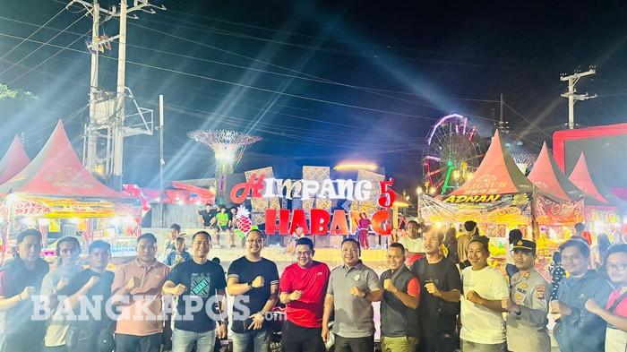 TINJAU UMKM - Bupati Bangka Selatan, Riza Herdavid ketika meninjau stand UMKM di Himpang Lima Habang, Selasa (25/8/2026) malam. kegiatan tersebut diharapkan tetap memberi ruang bagi pelaku usaha untuk memasarkan produk dan memperoleh penghasilan.