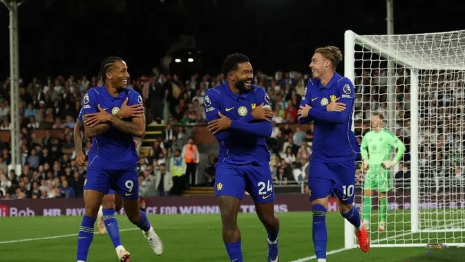 Gelandang Inggris Chelsea nomor 10, Cole Palmer (kanan), merayakan gol ketiga Chelsea bersama penyerang asal Brasil nomor 9, Joao Pedro (kiri), dan bek Inggris nomor 24, Reece James (tengah), dalam pertandingan Liga Inggris antara Fulham dan Chelsea di Craven Cottage, London, Senin (24/8/2026). (AFP/Adrian Dennis)
