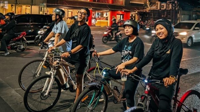 GOWES MALAM - Aktivitas Gowes komunitas Tegak Lurus Semarang, Agustus 2026. Komunitas ini aktif melakukan gowes sepeda dengan mengusung konsep 