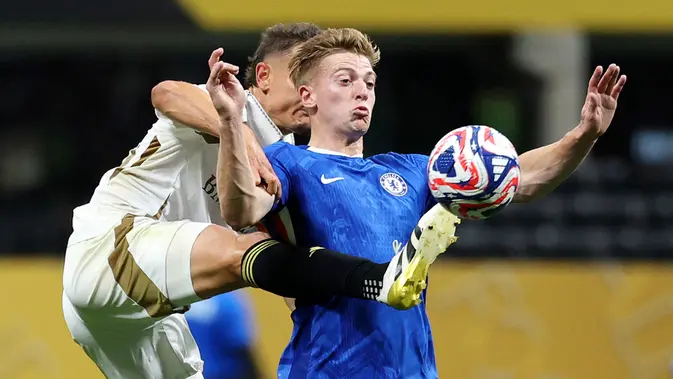 Pemain Chelsea, Liam Delap (kanan) berebut bola dengan pemain LAFC, Aaron Long dalam laga Grup D Piala Dunia Antarklub 2025 di Mercedes Benz Stadium, Atlanta, Amerika Serikat, Selasa (17/06/2025) WIB. (AFP/Kevin C. Cox)