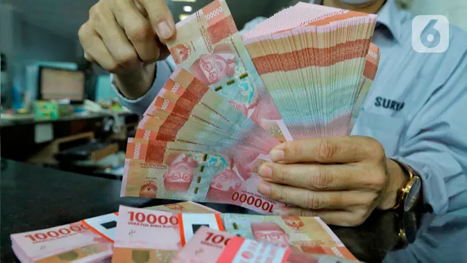 Petugas menata mata uang rupiah di salah satu gerai penukaran mata uang di Jakarta. (Liputan6.com/Angga Yuniar)