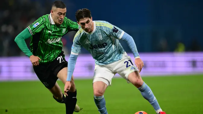 Bek Sassuolo Jay Idzes membayangi pemain Juventus Fabio Miretti. (Marco BERTORELLO / AFP)