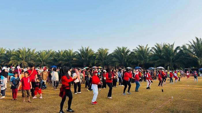 SEMARAK HUT RI — Berbagai kegiatan perlombaan semaruk HUT ke-81 RI yang diselenggarakan oleh PT GSBL Estate, Mentok, Bangka Barat beberapa hari lalu.