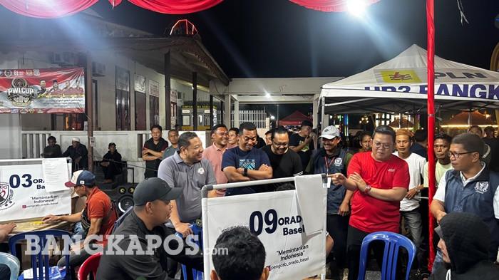 TINJAU UMKM - Bupati Bangka Selatan, Riza Herdavid ketika meninjau stand UMKM di Himpang Lima Habang, Selasa (25/8/2026) malam. kegiatan tersebut diharapkan tetap memberi ruang bagi pelaku usaha untuk memasarkan produk dan memperoleh penghasilan.
