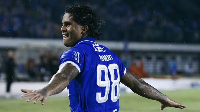 SELEBRASI - Penyerang Persib Bandung, Ramon Tanque melakukan selebrasi setelah menjebol gawang Bali United dalam pertandingan pekan ke-27 Super League di Stadion Gelora Bandung Lautan Api (GBLA), pada Minggu (12/4/2026) malam WIB. Persib berhasil menang dramatis 3-2.