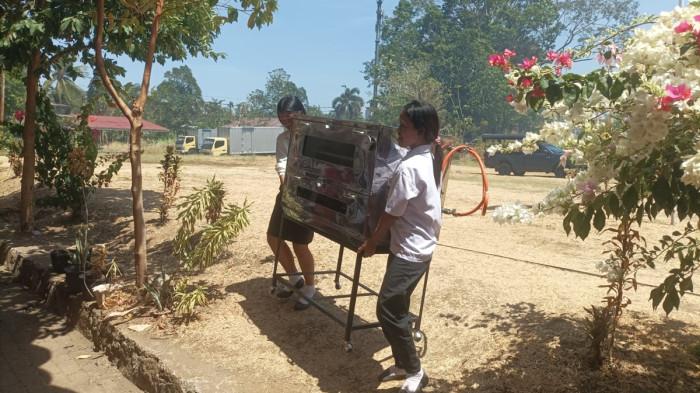 Kebakaran lahan penuh ilalang di belakang SMK Negeri 10 Manado