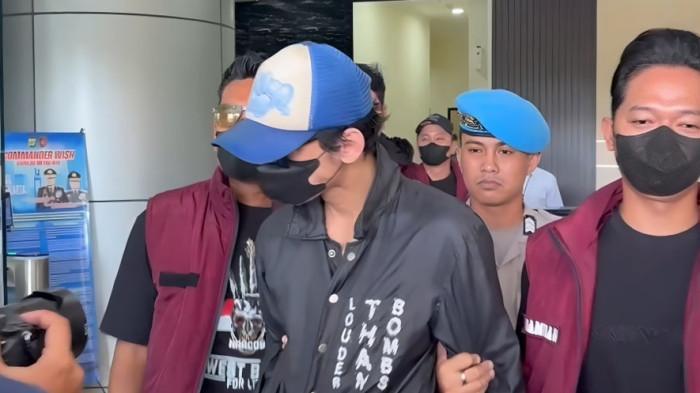 REVALDO TERJERAT NARKOBA - Aktor Revaldo mengaku khilaf ketika kembali pakai narkoba hingga akhirnya ditangkap untuk keempat kalinya. Revaldo di Polres Metro Jakarta Barat, Rabu (26/8/2026).