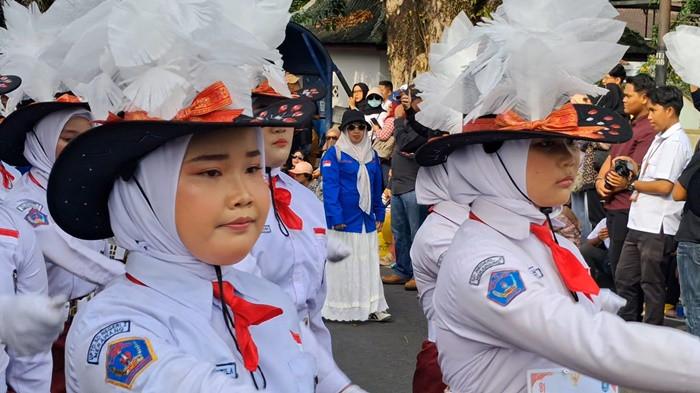 PAWAI BARI BERBARIS --Beragam kostum, hiasan hingga penampilan menarik ditampilkan pada peserta pawai baris-berbaris peringatan HUT ke 81 RI, Rabu (26/8/2026) di Kota Pangkalpinang.
