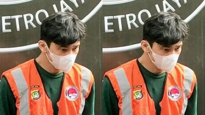 DITANGKAP -- Artis peran Revaldo Fifaldi mengenakan rompi berwarna oranye usai ditetapkan sebagai tersangka kasus penyalahgunaan narkoba, Jumat (13/1/2023).