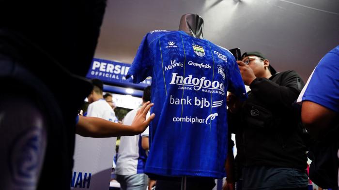 JERSEY BARU - Pajangan jersey baru Persib Bandung di booth PERSIB Store dalam rangkaian acara Pesta Biru 2026 di Bandung Arena, Kota Bandung, Jawa Barat, pada Selasa (25/8/2026).