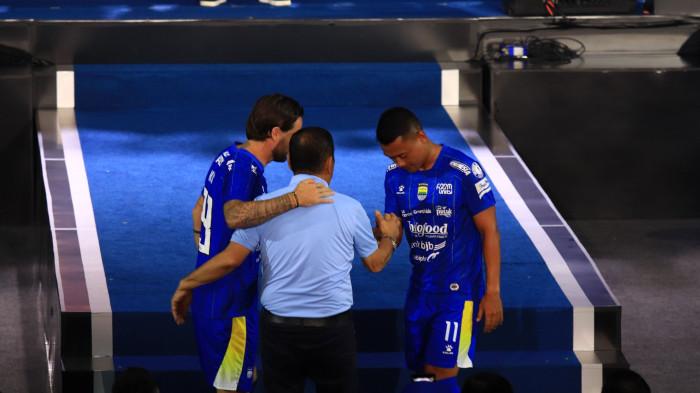 PELUNCURAN TIM - Kapten Persib Bandung, Marc Klok dan Dedi Kusnandar menjemput Komisaris PT PERSIB Bandung Bermartabat (PBB) sekaligus Manajer Umuh Muchtar saat peluncuran skuad dalam rangkaian Pesta Biru 2026 di Bandung Arena, Kota Bandung, Jawa Barat, pada Selasa (25/8/2026).