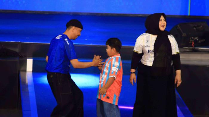 PELUNCURAN JERSEY - Konten kreator Risa Saraswati bersama suaminya, Dimasta, dan putra mereka, Janari, berjalan di runway saat peluncuran jersey baru Persib Bandung dalam rangkaian Pesta Biru 2026 di Bandung Arena, Kota Bandung, Jawa Barat, pada Selasa (25/8/2026).