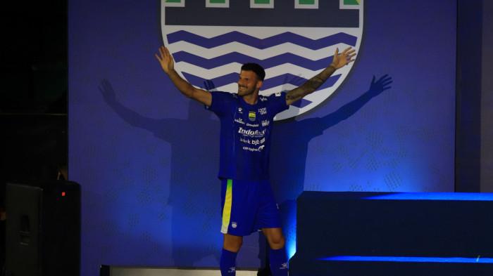 PELUNCURAN SKUAD - Bek Persib Bandung Patricio Matricardi saat peluncuran skuad musim 2026/2027 dalam rangkaian Pesta Biru 2026 di Bandung Arena, Kota Bandung, Jawa Barat, pada Selasa (25/8/2026).