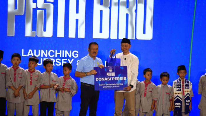MENYERAHKAN DONASI - Komisaris PT PERSIB Bandung Bermartabat (PBB) Umuh Muchtar menyerahkan donasi ke Panti Yatim Indonesia dalam acara Pesta Biru 2026 di Bandung Arena, Kota Bandung, Jawa Barat, pada Selasa (25/8/2026).