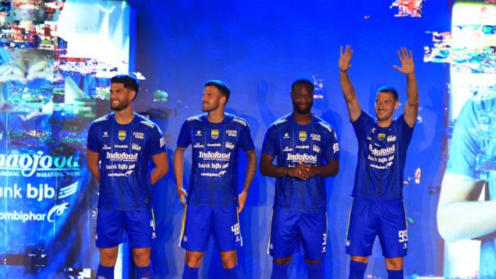 SKUAD PERSIB - Empat pemain asing Persib Bandung (dari kiri ke kanan: Julio Cesar, Patricio Matcricardi, Gabriel Mutombo, dan Balsa Sekulic) saat peluncuran skuad musim 2026/2027 dalam rangkaian Pesta Biru 2026 di Bandung Arena, Kota Bandung, Jawa Barat, pada Selasa (25/8/2026).