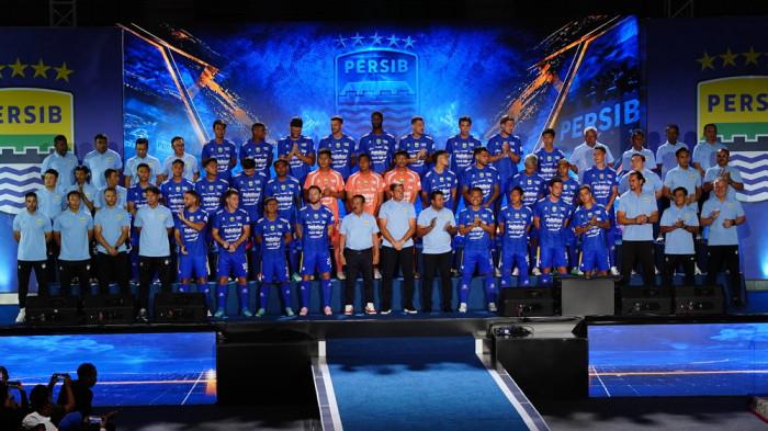 PERSIB resmi memperkenalkan 32 pemain yang akan berjuang mengarungi empat kompetisi di musim 2026/27. Prosesi perkenalan pemain bersamaan dengan peluncuran jersey PERSIB untuk Super League 2026/27 dalam acara bertajuk Pesta Biru di Bandung Arena, Jalan Cikutra, Selasa 25 Agustus 2026.